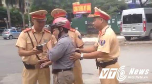 Video: 'Ma men' bỏ lại xe máy, không cho CSGT thổi nồng độ cồn