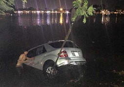 Ô tô tiền tỷ 'bay' thẳng xuống hồ Trúc Bạch, tài xế thoát chết trong gang tấc