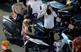 Gửi xe ở phố đi bộ Hồ Gươm, dân bị 'chặt chém' giá cắt cổ