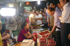 Chuyến kiểm tra không báo trước của Thủ tướng ở chợ Long Biên lúc mờ sáng