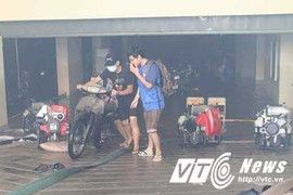 Sinh viên khóc ròng nhìn xe máy chìm dưới biển nước ở hầm ký túc xá