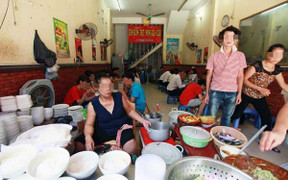 'Bún mắng, cháo chửi' lên CNN: Người bán vô văn hóa, không lẽ người ăn không biết nhục?