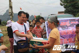 Hàng cứu trợ của độc giả VTC News đã đến với đồng bào lũ lụt miền Trung
