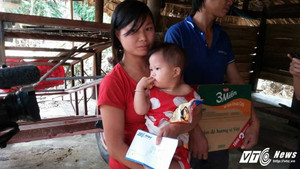 Rớt nước mắt bé gái 3 tuổi ăn mỳ tôm sống suốt 4 ngày lũ lịch sử