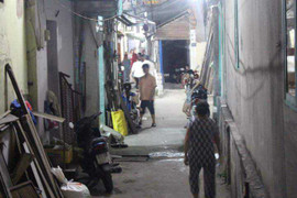 Đang ngồi trong nhà bị kẻ lạ xông vào đâm gục