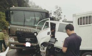 Xe chở phạm nhân tông xe bồn, 6 người thương vong