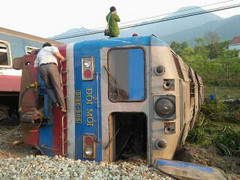 Tàu hỏa đứt rời sau cú tông xe ben cố tình lao qua đường ray, 3 người thiệt mạng