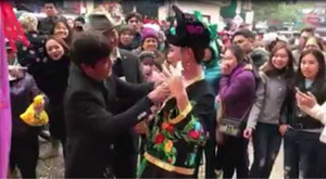 Nhét tiền vào ngực 'cô đồng' trong lễ hội: Những kẻ 'buôn thần bán thánh' làm tầm thường văn hóa tâm linh