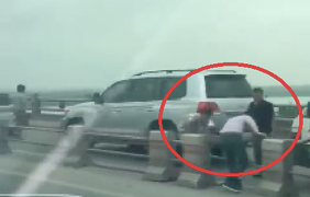 Truy tìm hàng loạt tài xế ô tô đi sai làn, 'rủ nhau' tháo barie tẩu thoát trên cầu Thanh Trì