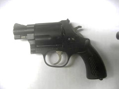 Súng của công an xã 'cướp cò' khi bắt ổ cờ bạc, một người bị thương