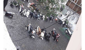 Nhiều tuyến phố Hà Nội ngập sâu trong 'biển nước'