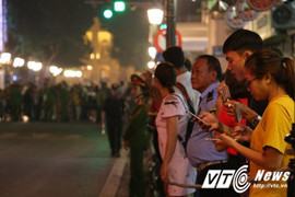 Người Hà Nội hô to 'Welcome to Việt Nam' với đoàn xe Tổng thống Trump