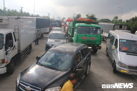 Hàng chục tài xế 'đại náo' trạm thu phí Sóc Trăng từ sáng sớm