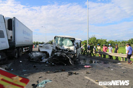 Tai nạn thảm khốc giữa xe rước dâu với container ở Quảng Nam, 13 người chết