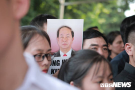 Gần 800 giáo viên, học sinh trường THPT Chu Văn An xếp hàng dài viếng Chủ tịch nước Trần Đại Quang