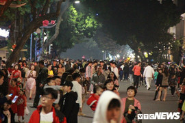 TRỰC TIẾP: Người dân cả nước đổ về điểm bắn pháo hoa đón giao thừa Tết Kỷ Hợi 2019