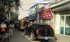 Ngôi nhà bốc cháy ngùn ngụt sau tiếng nổ lớn