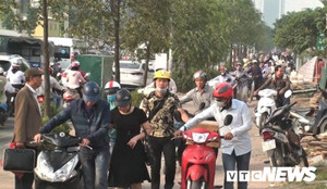 Thấy CSGT, đoàn người dắt xe máy ngược chiều trên vỉa hè: Hành vi chống đối, thách thức