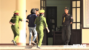 Xét xử đường dây đánh bạc nghìn tỷ đồng: Một bị cáo phải vào phòng y tế