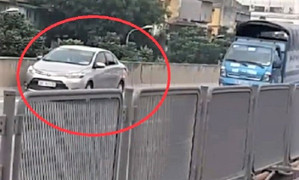 Ô tô con đi lùi hơn 500m, thách thức tử thần ở đường vành đai 3 trên cao Hà Nội