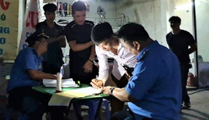 Tạm giữ một thanh tra giao thông nghi 'bảo kê' xe tải