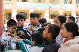 Asanzo tặng 30 máy lọc nước cho các trường học quê cầu thủ Quang Hải