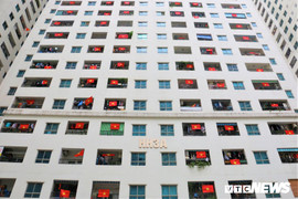 Ảnh: Phố phường Hà Nội nhuộm đỏ cờ Tổ quốc cổ vũ đội tuyển Việt Nam