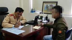 Tước giấy phép lái xe tài xế ô tô đi lùi ở đường vành đai 3 trên cao ở Hà Nội