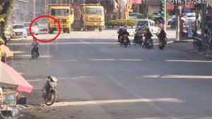 Tạt đầu xe tải, cụ ông đi xe máy bị cán chết ở Sơn La