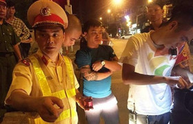 Xe Lexus tông gần chục xe trên phố Hà Nội: Nạn nhân được chiến sĩ CSGT cứu đã tỉnh lại