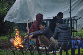 Ảnh: Dân lao động Thủ đô đốt lửa sưởi ấm, mưu sinh trong giá rét kỷ lục