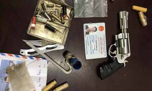 Cảnh sát tóm gọn thanh niên mang súng phóng xe không đội mũ bảo hiểm