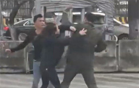 'Cò' taxi đánh nhân viên an ninh sân bay Nội Bài gãy 4 răng cửa: Công an truy bắt kẻ bỏ trốn