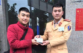 Nhận lại ví tiền đánh rơi, nam sinh viết thư cảm ơn CSGT Hà Nội
