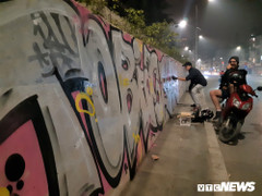 Lộ hình ảnh những kẻ bôi bẩn lên con đường hơn 300 tỷ đồng ở Hà Nội