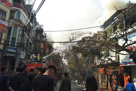 Nghi đốt vàng mã tiễn ông Công ông Táo, nhà phố cổ Hà Nội bốc cháy dữ dội