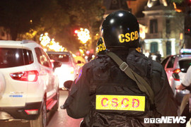 Theo chân cảnh sát cơ động thâu đêm bảo vệ Thủ đô dịp Tết Nguyên đán Kỷ Hợi