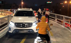 Tước bằng lái của tài xế Mercedes đi vào đường dành cho xe máy