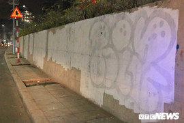 Xóa những hình vẽ bôi bẩn lên con đường hơn 300 tỷ đồng ở Hà Nội