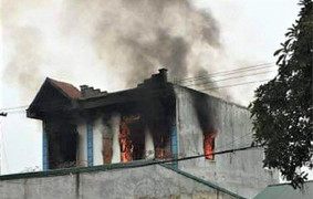 Cửa hàng điện máy ở Hòa Bình cháy ngùn ngụt ngày mùng 5 Tết