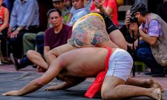 Đô vật xăm trổ gây chú ý khi bị đối thủ quật ngã nhanh chóng