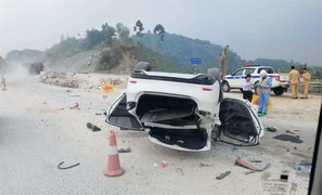 Xe hơi tông vào gờ chắn lật nghiêng trên cao tốc, 3 người thương nặng