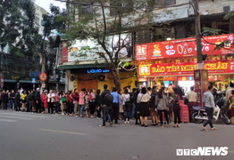 Ảnh: Dân Thủ đô xếp hàng dài mua vàng ngày vía Thần Tài