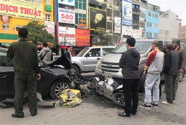 Xe Mazda đâm liên hoàn trên phố Hà Nội, 3 người bị thương