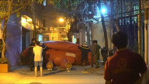 Công an căng đệm hơi giải cứu người đàn ông 'bay lượn' trên nóc nhà suốt 8 tiếng