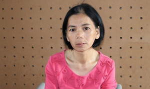 Vợ kẻ cầm đầu thấy nữ sinh giao gà bị hãm hiếp trong buồng ngủ của mình