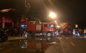 Nhiều người mắc kẹt trong cửa hàng bốc cháy dữ dội ở Hà Nội