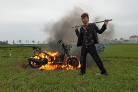 Công an vào cuộc xác minh clip 'Khá Bảnh' đốt xe máy 70 triệu đồng