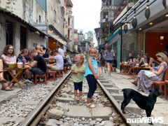 Ảnh: Du khách nước ngoài ngang nhiên uống cà phê trên đường tàu, chụp ảnh thách thức 'tử thần'