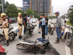 Nam phóng viên dũng cảm lao xe máy vào 2 tên cướp trên phố Hà Nội